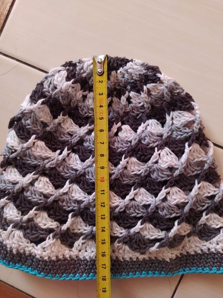 Dívčí háčkovaná čepice,