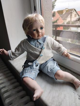 Sedící porcelánový kluk, 