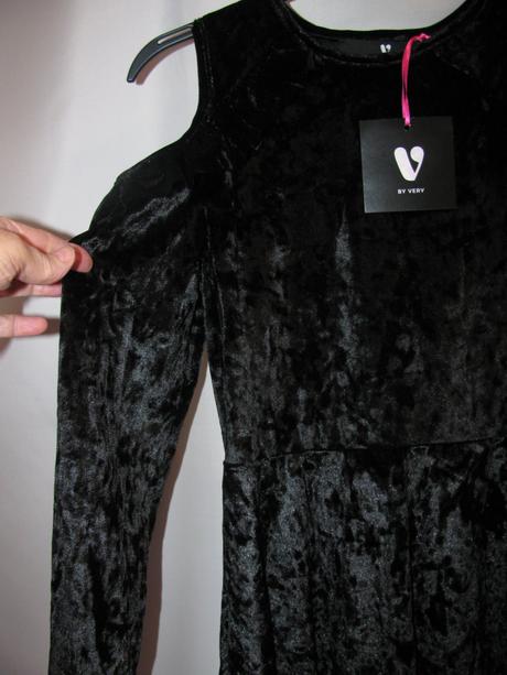 Velurové černé elastické šaty s dlouhým rukávem, 152