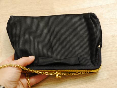 Kabelka na vecer se zlatym retizkem, 