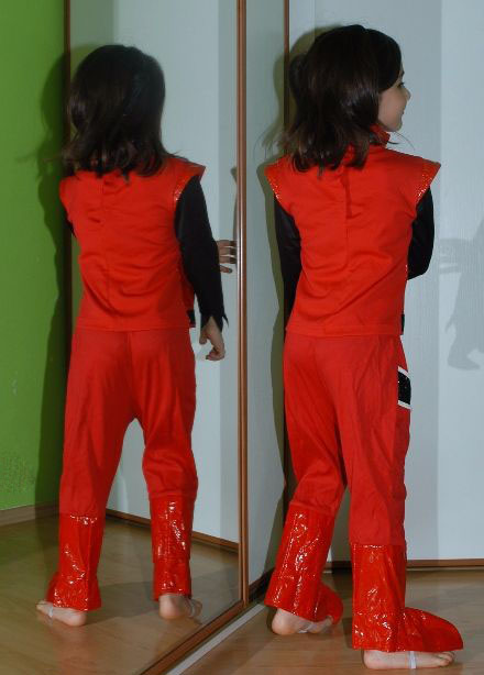 Karnevalový dvoudílný kostým čert či závodník,