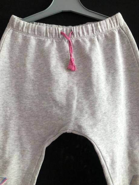 Šedé tepláky s blesky, 110