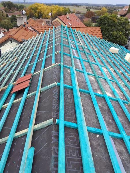 Jak napravit rozbíhající se střechu a ukotvit tašky?