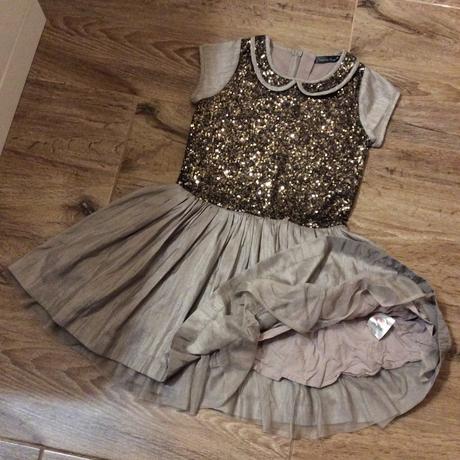 Slavnostní šaty zdobené drobnými zlatými flitříky, matalan,134