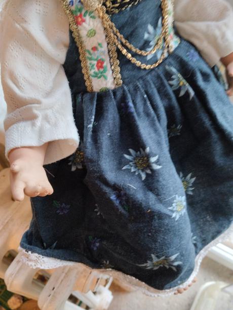 Značená sedící porcelánová panenka,