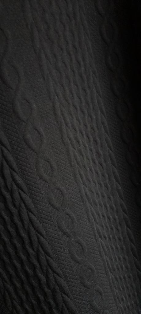 Teplákové černé šaty s embosovaným vzorem, l