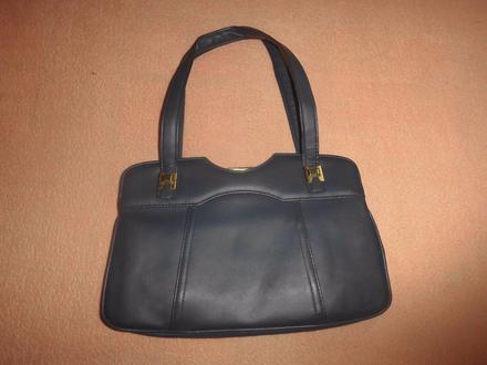 Modrá kabelka do ruky, 