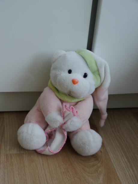 Plysovy meda chrastici pro miminka,