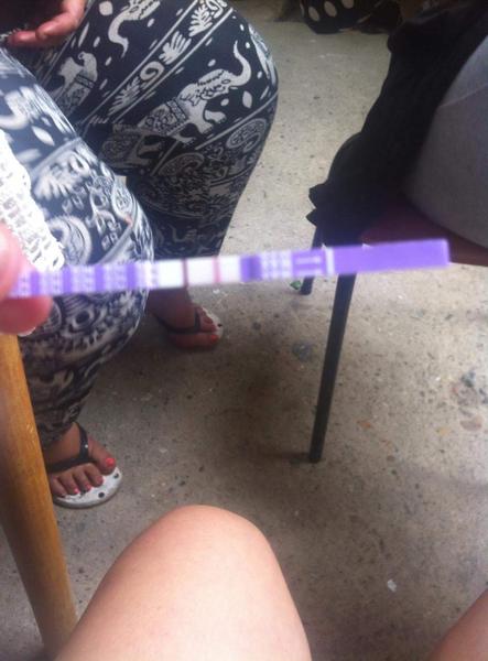 Těhotenský test pozitivní, na UZ nic ještě vidět není a píchá mě v podbřišku při styku