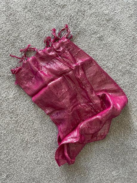 Růžový šátek s leskem, 