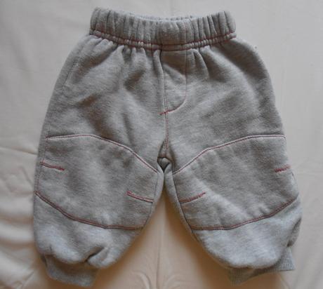 T31. šedé tepláky mickey mouse 3-6 měs., disney,68