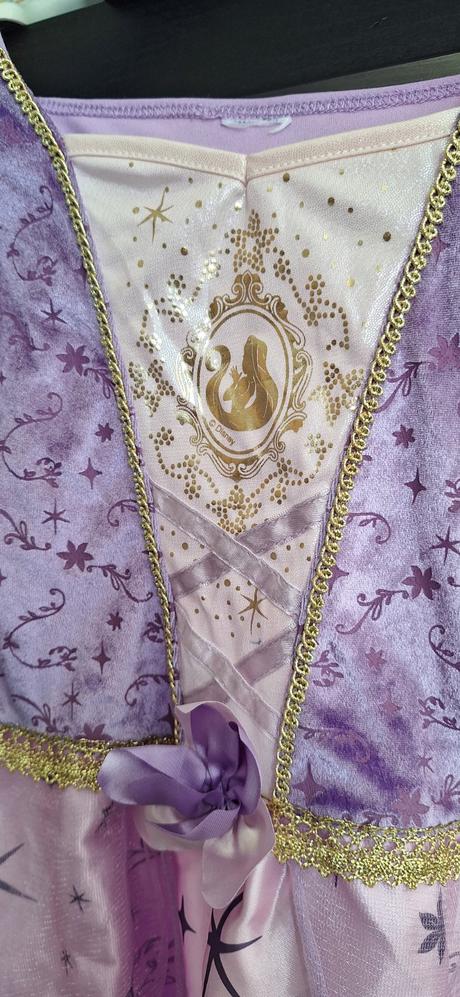 Fialové šaty,