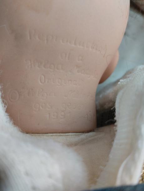 Značená sedící porcelánová panenka,