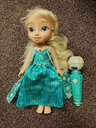 Zpívající elsa s mikrofonem,