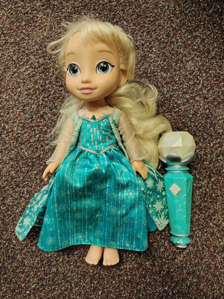 Zpívající elsa s mikrofonem, 