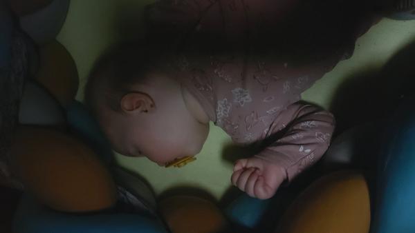 Je zaklonění hlavy při spaní u miminka normální?