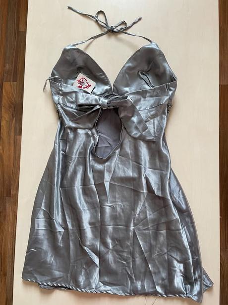 Nové šaty s korálky, zatáhlé nitě, vel xl, ax pari, xl