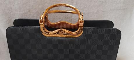 Elegantní kabelka se zlatými doplňky, 