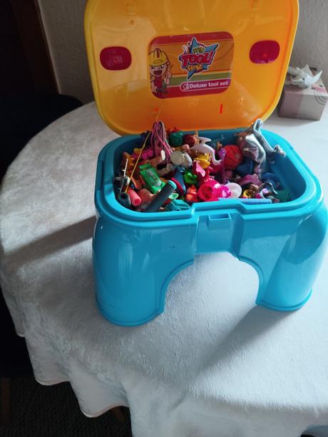 Krabice hraček z kinder vajíček, 