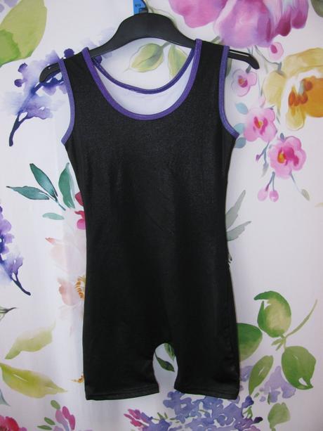 Elastický černo fialový sportovní dres s nohavič., 152