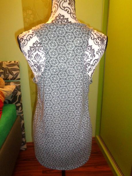 Pěkný bíločerný květovaný top, amisu,s