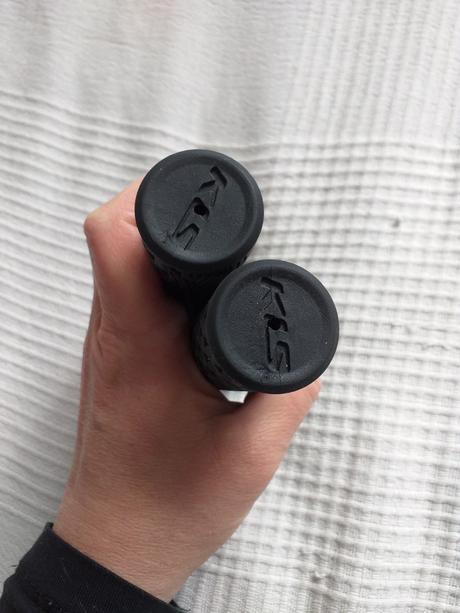 Nové gripy/rukojeti na kolo zn. kls, 