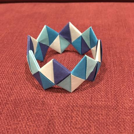 Náramek z papíru různé barvy,