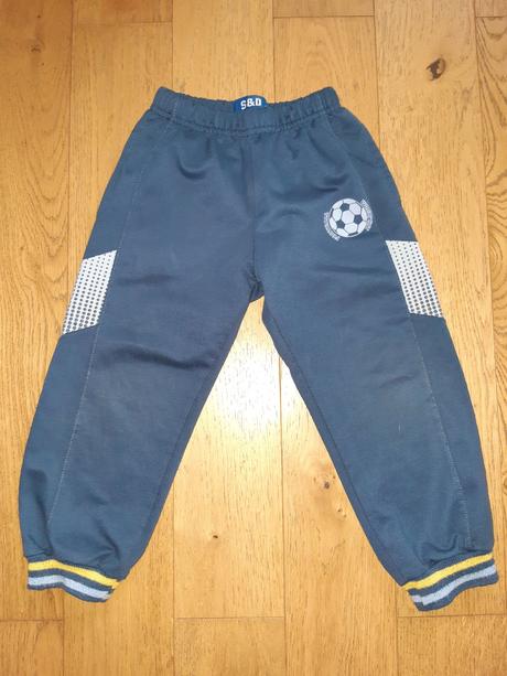 Tmavě šedé tepláky, 98