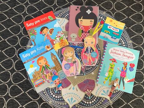 Sada s nálepkovými knižkami, zošitkami a bábikami,