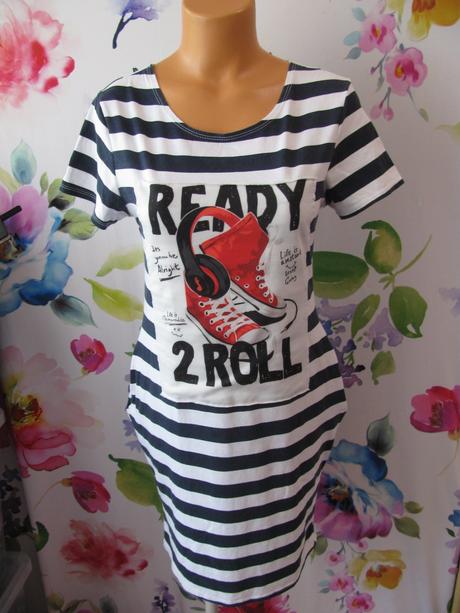 Krásné pružné mini šaty s teniskami a kapsami, m