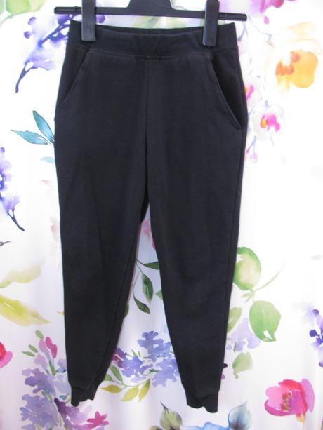 Černé bavlněné tepláky, h&m,146