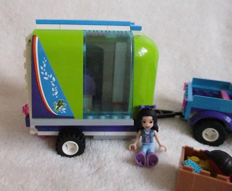 Lego friends mia a přívěs pro koně, 