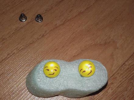 Náušnice emotikon samolibý úsměv, spokojenost,