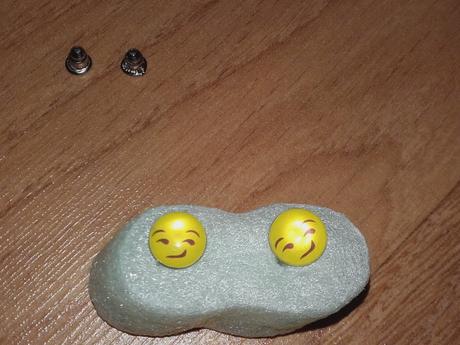 Náušnice emotikon samolibý úsměv, spokojenost,