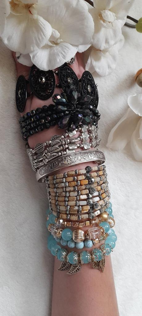 Široký korálkový náramek,