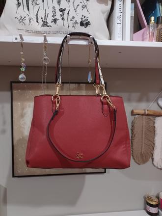 Červená kabelka s řetízky na výměnu,