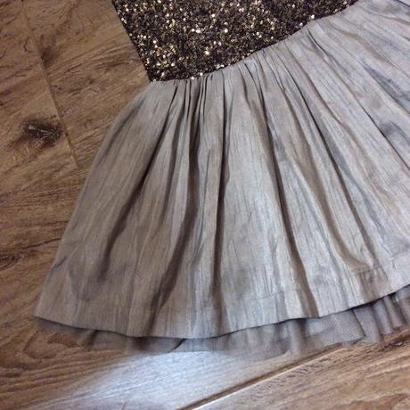 Slavnostní šaty zdobené drobnými zlatými flitříky, matalan,134