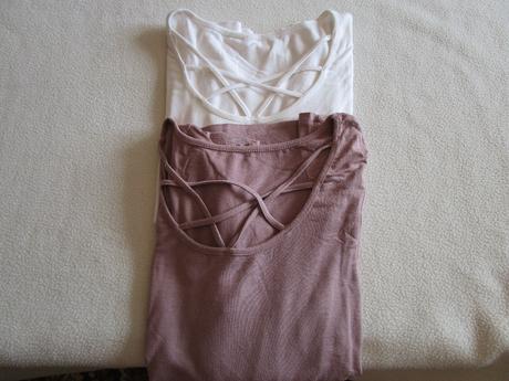 Zajímavé hnědé elast. tričko se sexy výstřihem, 36