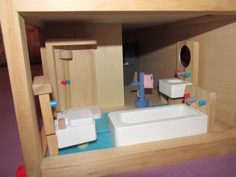 Dřevěný domeček pro panenky se zařízením playtive, 