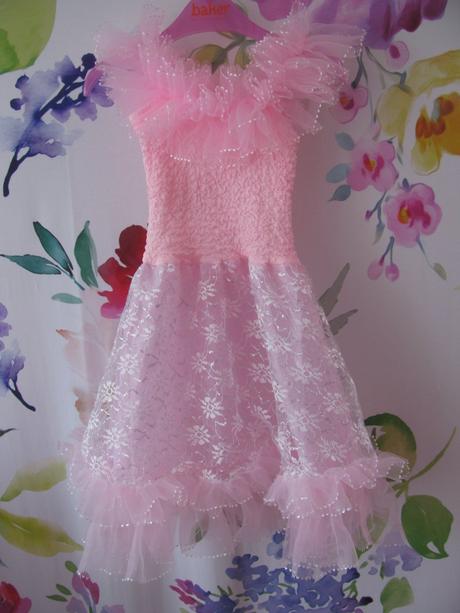 Krásné růžové šatičky s volánky, 92