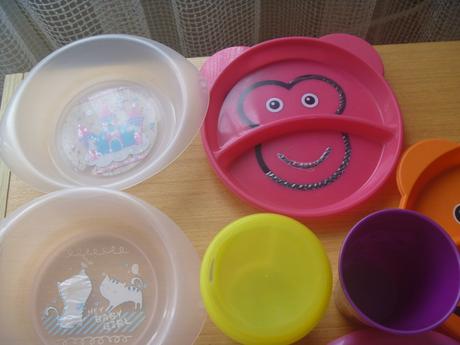 8 ks dětského plastového nádobí,