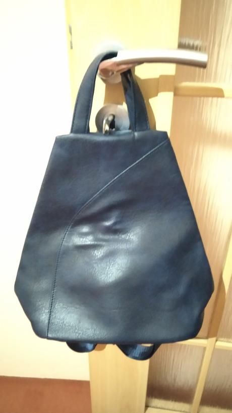 Koženkový batůžek tmavě modrý, 