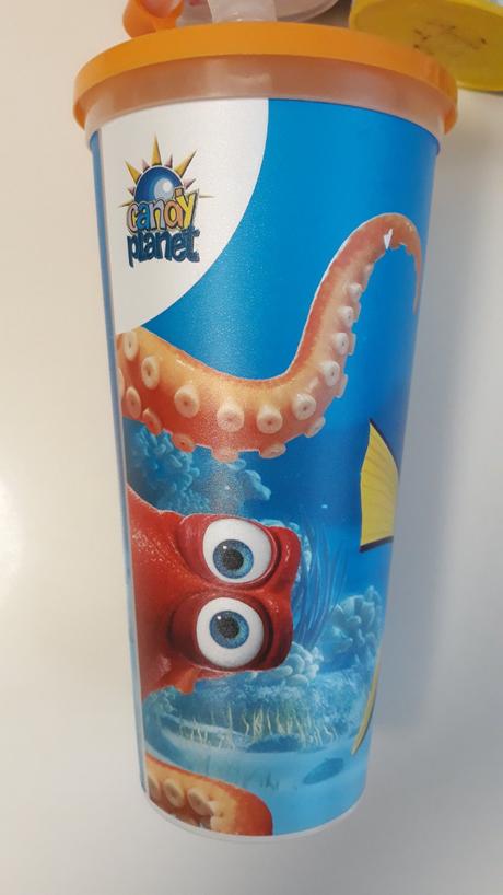 Dva kelímky dory a blesk mcqueen., 