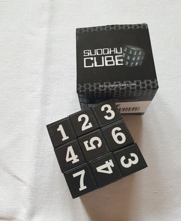 Sudoku černá rubikova kostka,