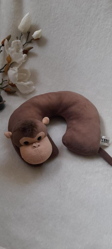 Dětský plyšový cestovní polštářek opice,