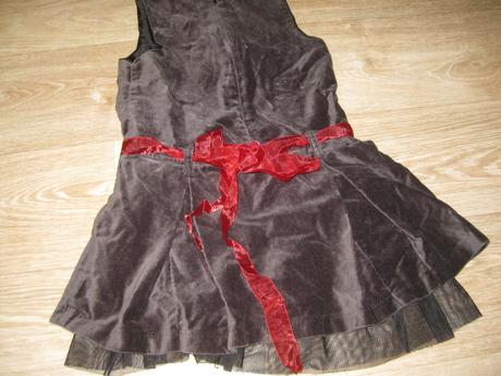 Sametové šaty s organzovou mašlí a tylem a svetr, george,110