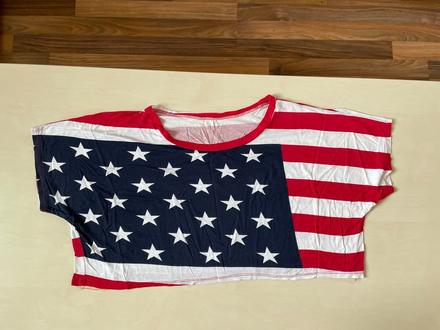 Vlajka crop top, vel neuvedena je hodně široký, ov,