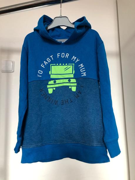 Modrá mikina s autem, 140