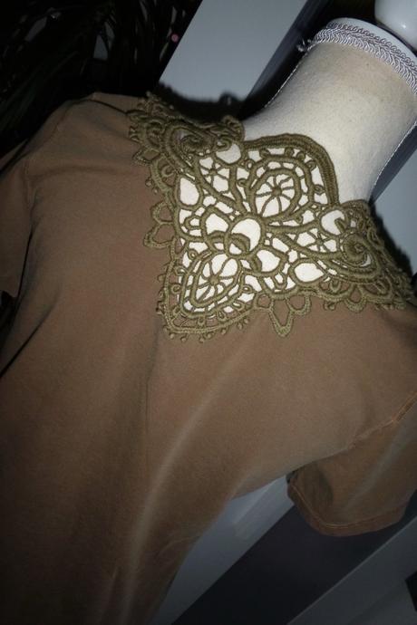 Triko s krajkou za krkem - vel.m-l, m