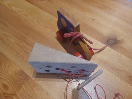 Provlékačka + trénink zavazování tkaniček,